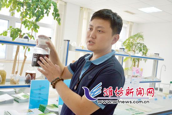 王曉凱正在介紹“旱地寶”的優(yōu)勢。